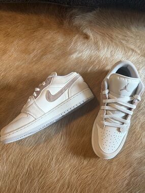 Air Jordan 1 Low/NIKE in Cream and Light Taupe